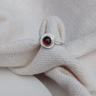 Anillo Copenhague con Granate
