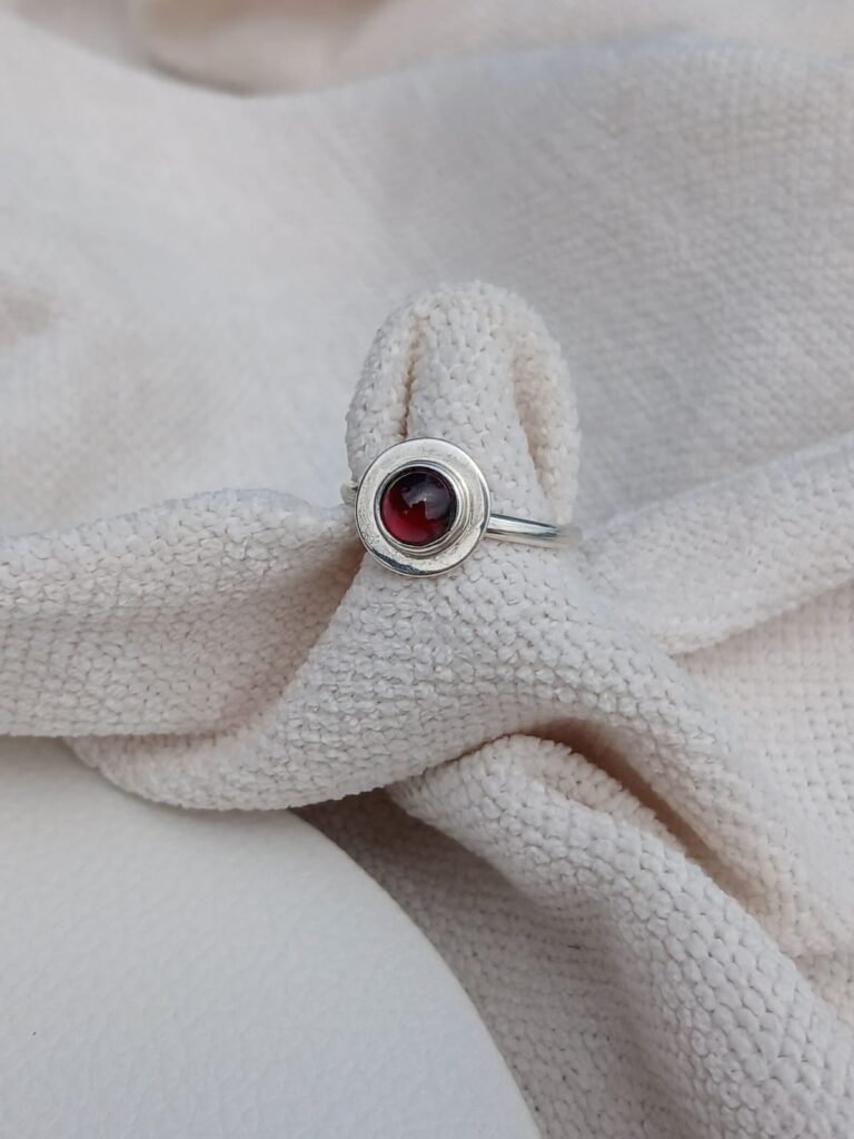 Anillo Copenhague con Granate