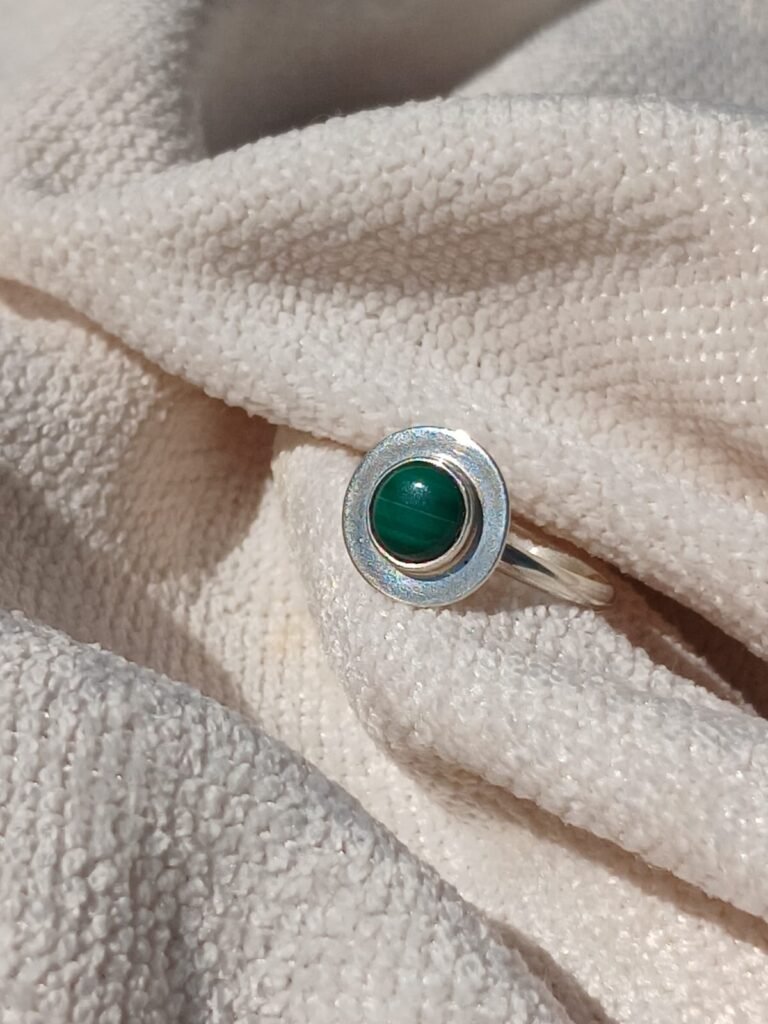 Anillo Copenhague con Malaquita